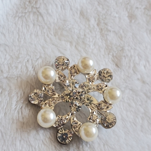 FAUX Pearl rhinestone brooch pin - Picture 6 of 7